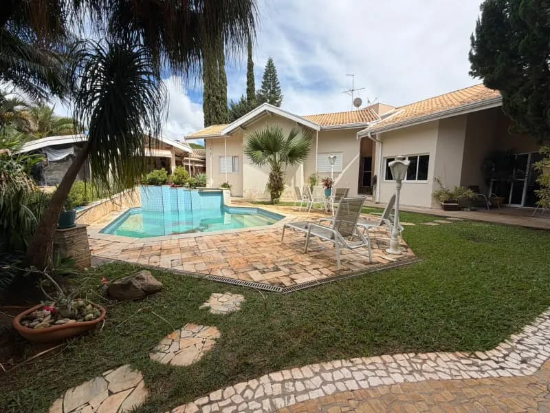 Casa com Piscina e 4 Suítes no Condomínio Palm Park em Holambra