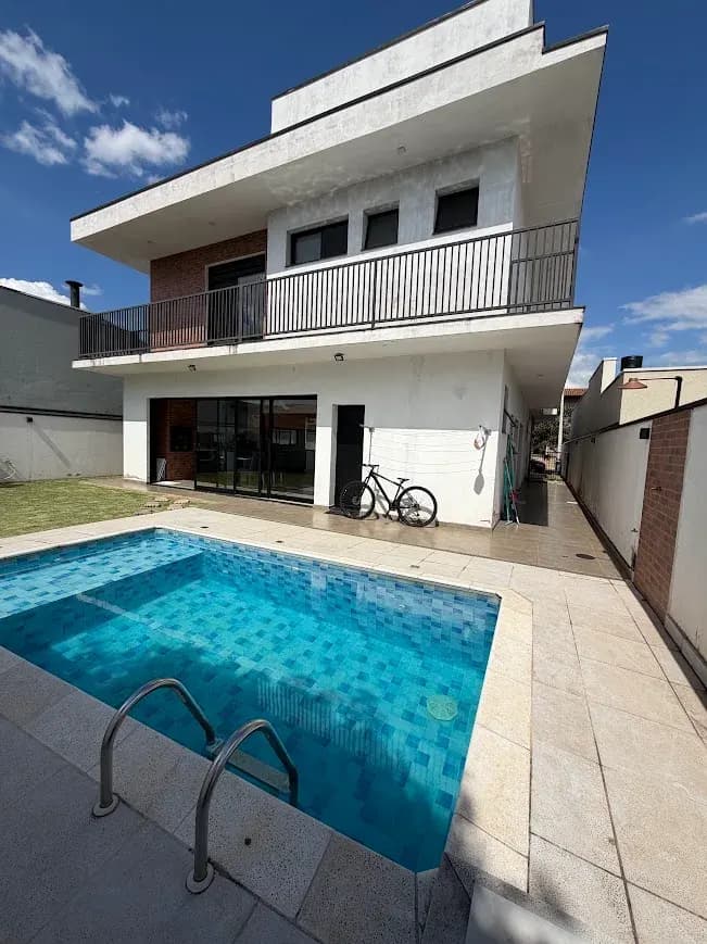 Casa com Piscina, Pé-Direito Alto e Área Gourmet no Condomínio Nova Holanda